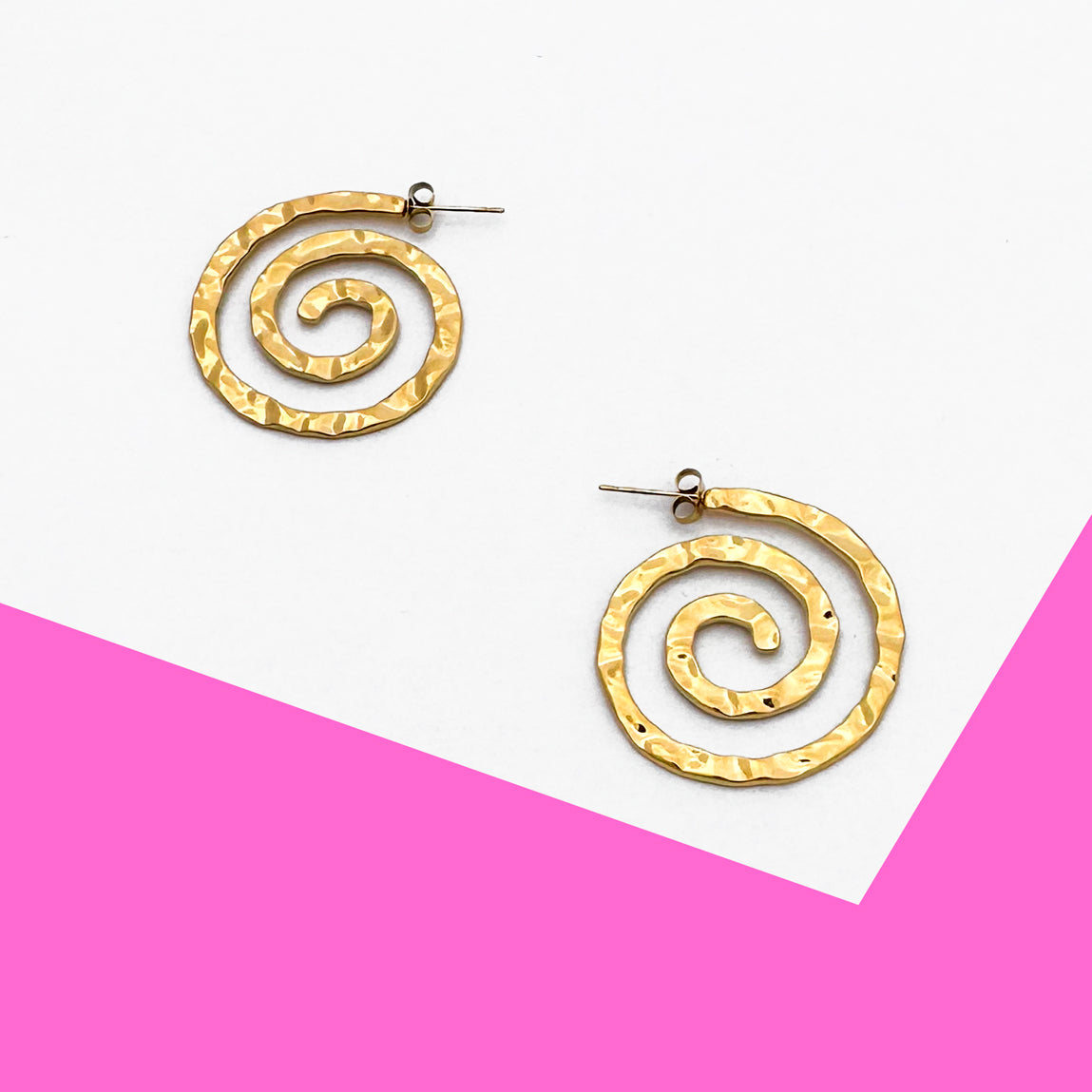 L'AMOUR LIVING Swirl Hammered Earrings - Gold