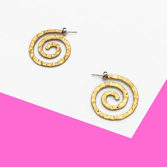 L'AMOUR LIVING Swirl Hammered Earrings - Gold